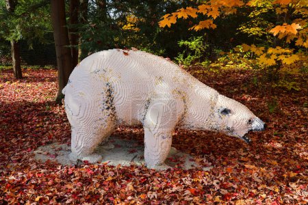 Téléchargez les photos : QUÉBEC SUBVENTIONNEL CANADA - 10 19 2022 : Ours polaire aux superpuissances des animaux avec plus de 30 créations monumentales composées de millions de briques LEGO. - en image libre de droit