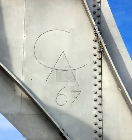 Téléchargez les photos : MONTRÉAL CANADA - 10 19 2022 : Signature du Calder, représentée par un "C" et un "A" entrelacés, avec l'année de la création de cette sculpture ("67", soit 1967) L'Homme Français pour "Homme"") - en image libre de droit