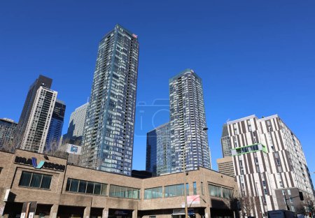 Téléchargez les photos : MONTRÉAL QUÉBEC CANADA - 12 13 2022 : Le Tour des Canadiens 1,2 et 3 est un complexe de gratte-ciel en copropriété à Montréal, Québec, Canada. Il est situé à côté du Centre Bell au centre-ville de Montréal - en image libre de droit