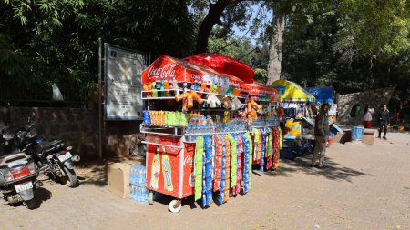 Foto de DELHI INDIA - 02 12 2023: Vendedor ambulante en Delhi vendiendo sus productos - Imagen libre de derechos
