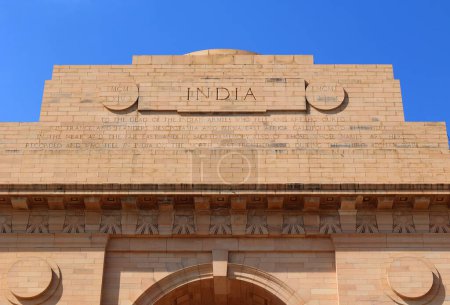 Téléchargez les photos : DELHI INDIA - 11 02 2023 : India Gate or All India War Memorial) est un monument commémoratif de guerre situé près du chemin Kartavya sur le bord est de l '"axe cérémonial" de New Delhi, anciennement appelé chemin du devoir. - en image libre de droit