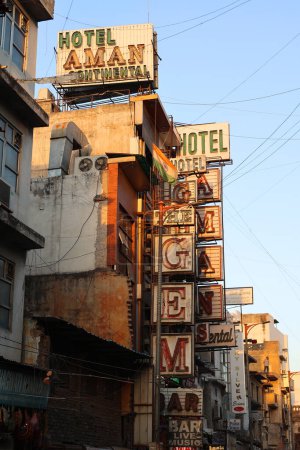 Téléchargez les photos : Bâtiments dans la ville typique en Inde - en image libre de droit