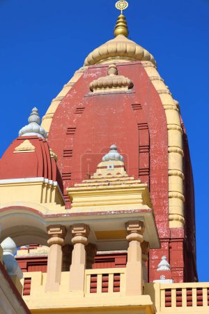 Foto de DELHI INDIA - 02 11 2023: Laxminarayan Mandir es un templo hindú dedicado a Laxminarayan en Delhi, India. Laxminarayan generalmente se refiere a Vishnu, el Preservador en el Trimurti, también conocido como Narayan - Imagen libre de derechos