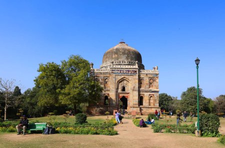 Foto de DELHI INDIA - 02 11 2023: Lodi Gardens es un parque urbano situado en Nueva Delhi, India. contiene la tumba de Mohammed Shah, la tumba de Sikandar Lodi, el Shisha Gumbad y el Bara Gumbad - Imagen libre de derechos