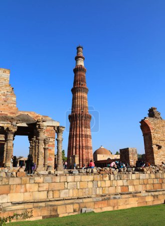 Téléchargez les photos : DELHI INDIA - 02 11 2023 : Complexe Minar Qutub de Delhis tour de la victoire. Ce minaret du XIIe siècle de 73m est la Tour Eiffel Delhis ou Big Ben, le symbole le plus important de la ville.. - en image libre de droit