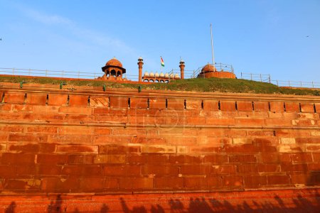 Foto de DELHI INDIA - 02 12 2023: El fuerte rojo es un fuerte histórico en el antiguo barrio de Delhi, India, que históricamente sirvió como la residencia principal de los emperadores mogoles. Emperador Shah Jahan - Imagen libre de derechos