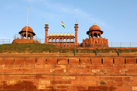 Téléchargez les photos : DELHI INDIA - 02 12 2023 : Le fort rouge est un fort historique situé dans le quartier Old Delhi de Delhi, en Inde, qui servait historiquement de résidence principale aux empereurs moghols. Empereur Shah Jahan - en image libre de droit