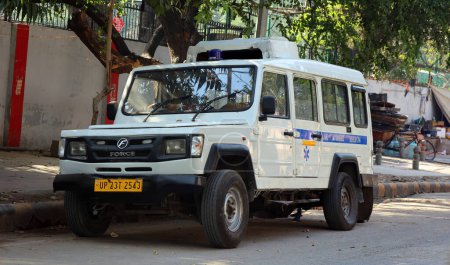 Foto de DELHI INDIA - 02 12 2023: Servicios de ambulancia en la India. El 102 Free Ambulance Service es un servicio de transporte médico de emergencia en la India - Imagen libre de derechos
