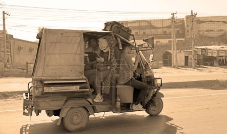 Téléchargez les photos : DELHI INDIA - 02 11 2023 : Un pousse-pousse automatique est une version motorisée du pousse-pousse tiré ou du pousse-pousse à vélo. La plupart ont trois roues et ne basculent pas. - en image libre de droit
