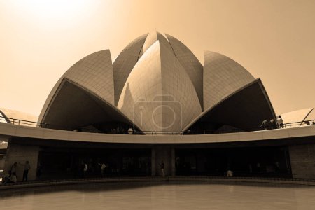 Téléchargez les photos : DELHI INDIA - 02 12 2023 : Temple du Lotus, situé à Delhi, en Inde, est une maison de culte de Bah qui a été consacrée en Décembre 1986. - en image libre de droit