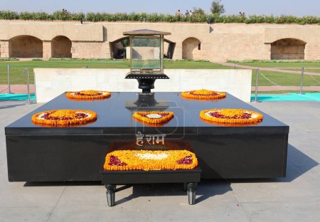 Foto de DELHI INDIA - 02 11 2023: Raj Ghat es un monumento dedicado a Mahatma Gandhi en Delhi, India. Originalmente era el nombre de un ghat histórico de la vieja Delhi (Shahjahanabad). - Imagen libre de derechos