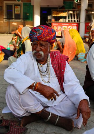 Foto de DELHI INDIA 02 12 2023: Retrato del hombre indio posando en un parque de Nueva Delhi - Imagen libre de derechos