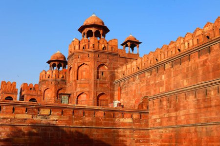 Téléchargez les photos : DELHI INDIA - 02 12 2023 : Le fort rouge est un fort historique situé dans le quartier Old Delhi de Delhi, en Inde, qui servait historiquement de résidence principale aux empereurs moghols. Empereur Shah Jahan - en image libre de droit
