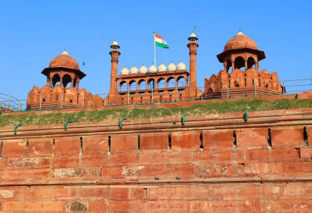 Foto de DELHI INDIA - 02 12 2023: El fuerte rojo es un fuerte histórico en el antiguo barrio de Delhi, India, que históricamente sirvió como la residencia principal de los emperadores mogoles. Emperador Shah Jahan - Imagen libre de derechos