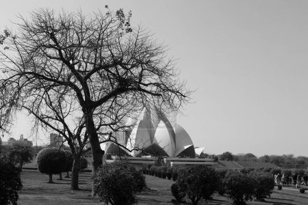 Téléchargez les photos : DELHI INDIA - 02 12 2023 : Temple du Lotus, situé à Delhi, en Inde, est une maison de culte de Baha qui a été consacrée en Décembre 1986. - en image libre de droit