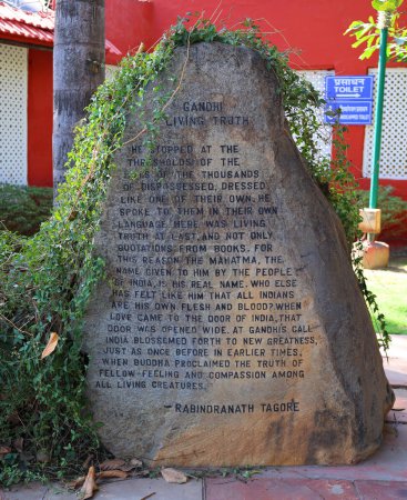 Foto de DELHI INDIA - 02 11 2023: Mahatma Gandhi Piedra de la verdad viva - Imagen libre de derechos