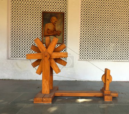 Foto de DELHI INDIA - 02 11 2023: Rueda giratoria artesanal de madera de Mahatma Gandhi - Imagen libre de derechos