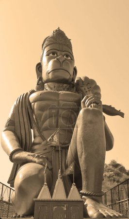 Téléchargez les photos : INDE RURALE - 02 12 2023 : Hanuman est un dieu hindou et un divin compagnon vanara du dieu Rama. Hanuman est l'un des personnages centraux du Ramayana épique hindou. - en image libre de droit