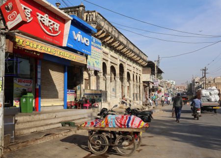 Foto de DELHI INDIA - 02 12 2023: Escena callejera en Delhi. Una concurrida zona comercial en el Viejo Delhi con bazares y coloridas calles estrechas - Imagen libre de derechos