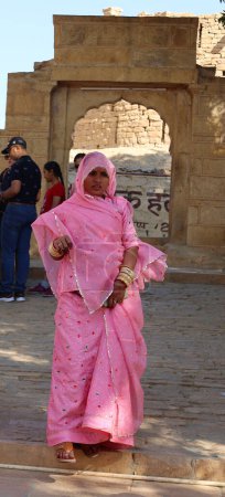 Foto de JAISALMER RAJASTHAN INDIA - 02 13 2023: Retrato de personas en la fortaleza de Jaisalmer Rajasthan estado India - Imagen libre de derechos