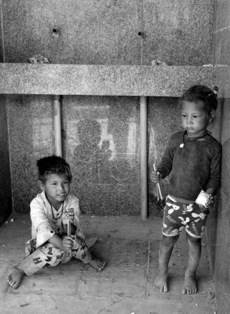 Téléchargez les photos : JAISALMER RAJASTHAN INDE - 02 13 2023 : Portrait d'enfants pauvres Des millions d'enfants indiens vivent dans l'extrême pauvreté, mettant leur vie, ainsi que le développement de leur corps et de leur esprit, en danger. - en image libre de droit