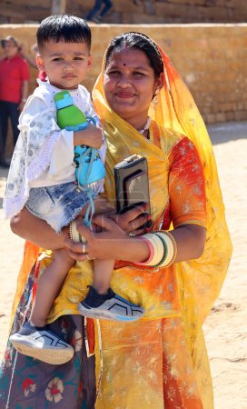 Foto de JAISALMER RAJASTHAN INDIA - 02 13 2023: Retrato de madre e hijo en Jaisalmer fortaleza Rajastán estado India - Imagen libre de derechos