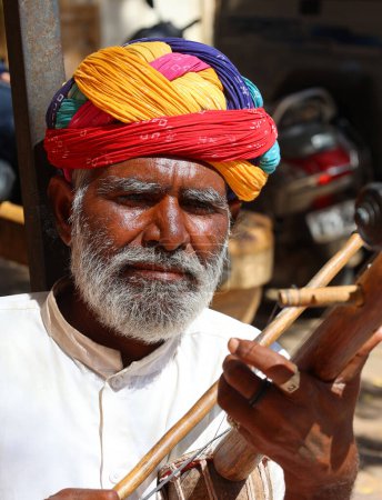 Foto de JAISALMER RAJASTHAN INDIA - 02 13 2023: Músico callejero mendigando en Jaisalmer fortaleza Rajasthan estado India - Imagen libre de derechos