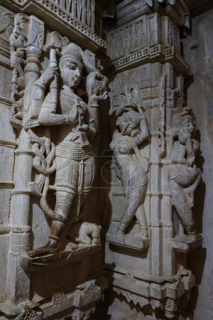 Foto de JAISALMER RAJASTHAN INDIA - 02 13 2023: Apsara escultura bailarina en templo budismo - Imagen libre de derechos