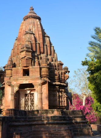 Foto de JODHPUR RAJASTHAN INDIA - 02 14 2023: Antigua estructura exterior del Templo Hindú en Mandore Garden jodhpur city, Rajastán, India - Imagen libre de derechos