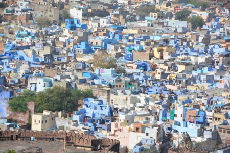 Téléchargez les photos : JODHPUR RAJASTHAN INDE - 02 13 2023 : Jodhpur est la deuxième plus grande ville de l'État indien du Rajasthan. Il est populairement connu comme la "ville bleue" parmi les gens du Rajasthan et de toute l'Inde - en image libre de droit