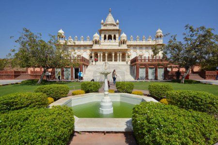 Foto de JODHPUR INDIA - 02 13 2023: Jaswant Thada es un cenotafio ubicado en Jodhpur. Fue construido por Maharaja Sardar Singh del estado de Jodhpur en 1899 en memoria de su padre, Maharaja Jaswant Singh II. - Imagen libre de derechos