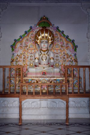 Téléchargez les photos : RAJASTHAN RURAL INDE - 02 13 23 : Le temple du jaïnisme est la sixième religion de l'Inde et est pratiqué dans toute l'Inde la majorité vivant au Maharashtra, Rajasthan, Gujarat et Madhya Pradesh, Karnataka - en image libre de droit