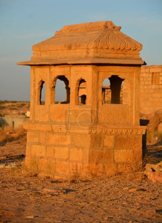 Foto de Los cenotafios de Vyas Chhatri aquí son las estructuras más fabulosas de Jaisalmer, y una de sus principales atracciones turísticas. - Imagen libre de derechos