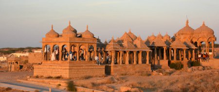 Téléchargez les photos : Vyas Chhatri cénotaphes ici sont les structures les plus fabuleuses de Jaisalmer, et l'une de ses principales attractions touristiques. - en image libre de droit