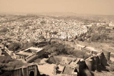 Téléchargez les photos : JODHPUR RAJASTHAN INDE - 02 13 2023 : Jodhpur est la deuxième plus grande ville de l'État indien du Rajasthan. Il est populairement connu comme la "ville bleue" parmi les gens du Rajasthan et de toute l'Inde - en image libre de droit