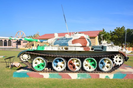 Foto de JAISALMER RAJASTHAN INDIA - 02 14 2023: Los tanques T-54 y T-55 son una serie de tanques de batalla principales soviéticos introducidos en los años posteriores a la Segunda Guerra Mundial.. - Imagen libre de derechos