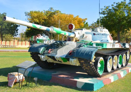 Téléchargez les photos : JAISALMER RAJASTHAN INDIA - 02 14 2023 : Les chars T-54 et T-55 sont une série de chars de combat soviétiques introduits dans les années suivant la Seconde Guerre mondiale.. - en image libre de droit