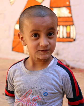 Téléchargez les photos : JAISALMER RAJASTHAN INDIA - 02 13 2023 : Gros plan d'un garçon mignon indien regardant la caméra - en image libre de droit
