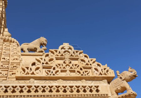 Foto de JAISALMER RAJASTHAN INDIA - 02 13 2023: Templo de Lodurva Jain, cerca de Jaisalmer en Rajastán, está dedicado al 23er Tirthankara Parshvanatha y también es un popular peregrino de Jain para Jains de Rajastán - Imagen libre de derechos