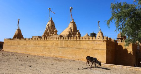 Foto de JAISALMER RAJASTHAN INDIA - 02 13 2023: Templo de Lodurva Jain, cerca de Jaisalmer en Rajastán, está dedicado al 23er Tirthankara Parshvanatha y también es un popular peregrino de Jain para Jains de Rajastán - Imagen libre de derechos
