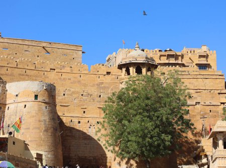 Foto de JAISALMER INDIA - 02 13 23: Fuerte Jaisalmer en la ciudad de Jaisalmer, en el estado indio de Rajastán. Se cree que es uno de los pocos "fuertes vivientes" en el mundo (como Carcasona, Francia)) - Imagen libre de derechos