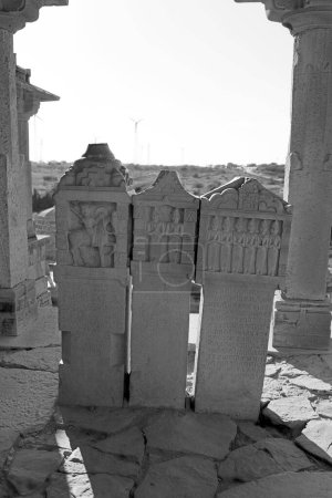 Foto de JAISALMER RAJASTHAN INDIA - 02 13 2023: Tumbstone en Vyas Los cenotafios de Chhatri son las estructuras más fabulosas de Jaisalmer y una de sus principales atracciones turísticas. - Imagen libre de derechos