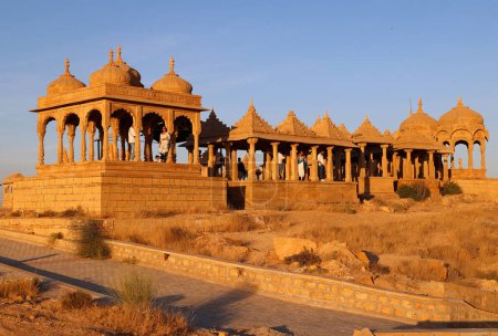Téléchargez les photos : JAISALMER RAJASTHAN INDIA - 02 13 2023 : Les cénotaphes de Vyas Chhatri sont les structures les plus fabuleuses de Jaisalmer, et l'une de ses principales attractions touristiques. - en image libre de droit