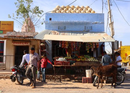 Téléchargez les photos : JODHPUR RAJASTHAN INDIA - 02 13 2023 : Vendeur de rue à Jodhpur, Inde. Jodhpur est la deuxième plus grande ville de l'État du Rajasthan. - en image libre de droit