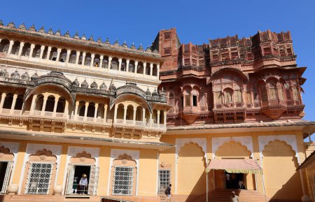 Téléchargez les photos : JODHPUR RAJASTHAN INDIA - 02 13 2023 : Fort de Mehrangarh avec vue lointaine sur la ville bleue de Jodhpur. Jodhpur Une des sept portes pour entrer dans l'énorme fort est vu ci-dessous - en image libre de droit
