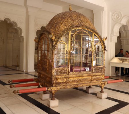 Téléchargez les photos : JODHPUR RAJASTHAN INDIA - 13 02 2023 : Le Grand Palanquin (Palanquin Mahadol), fabriqué au Gujarat au XVIIIe siècle, Fort Mehrangarh, Jodhpur, Rajasthan, Inde - en image libre de droit