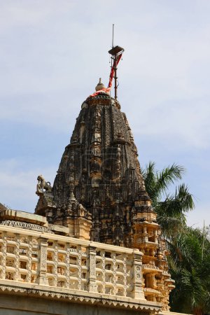 Téléchargez les photos : RANAKPUR RAJASTHAN INDIA - 02 13 2023 : Ranakpur Jain temple ou Chaturmukha Dharana Vihara est un temple Svetambara Jain à Ranakpur dédié à Tirthankara Rishabhanatha. - en image libre de droit