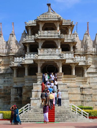 Téléchargez les photos : RANAKPUR RAJASTHAN INDIA - 02 13 2023 : Les personnes visitant le temple Jain de Ranakpur ou Chaturmukha Dharana Vihara est un temple Jain vetambara à Ranakpur dédié à Tirthankara Rishabhanatha. - en image libre de droit