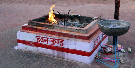 Téléchargez les photos : Brûler le feu en pot à l'extérieur, Inde - en image libre de droit