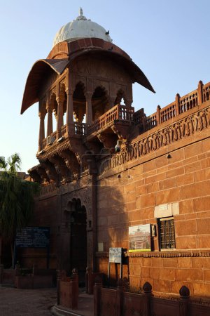 Téléchargez les photos : JODHPUR RAJASTHAN INDIA - 02 14 2023 : Ancien temple hindou structure extérieure à Mandore Garden jodhpur ville, Rajasthan, Inde - en image libre de droit